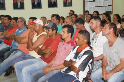 Funcionários lotam a Câmara contra projeto da administração