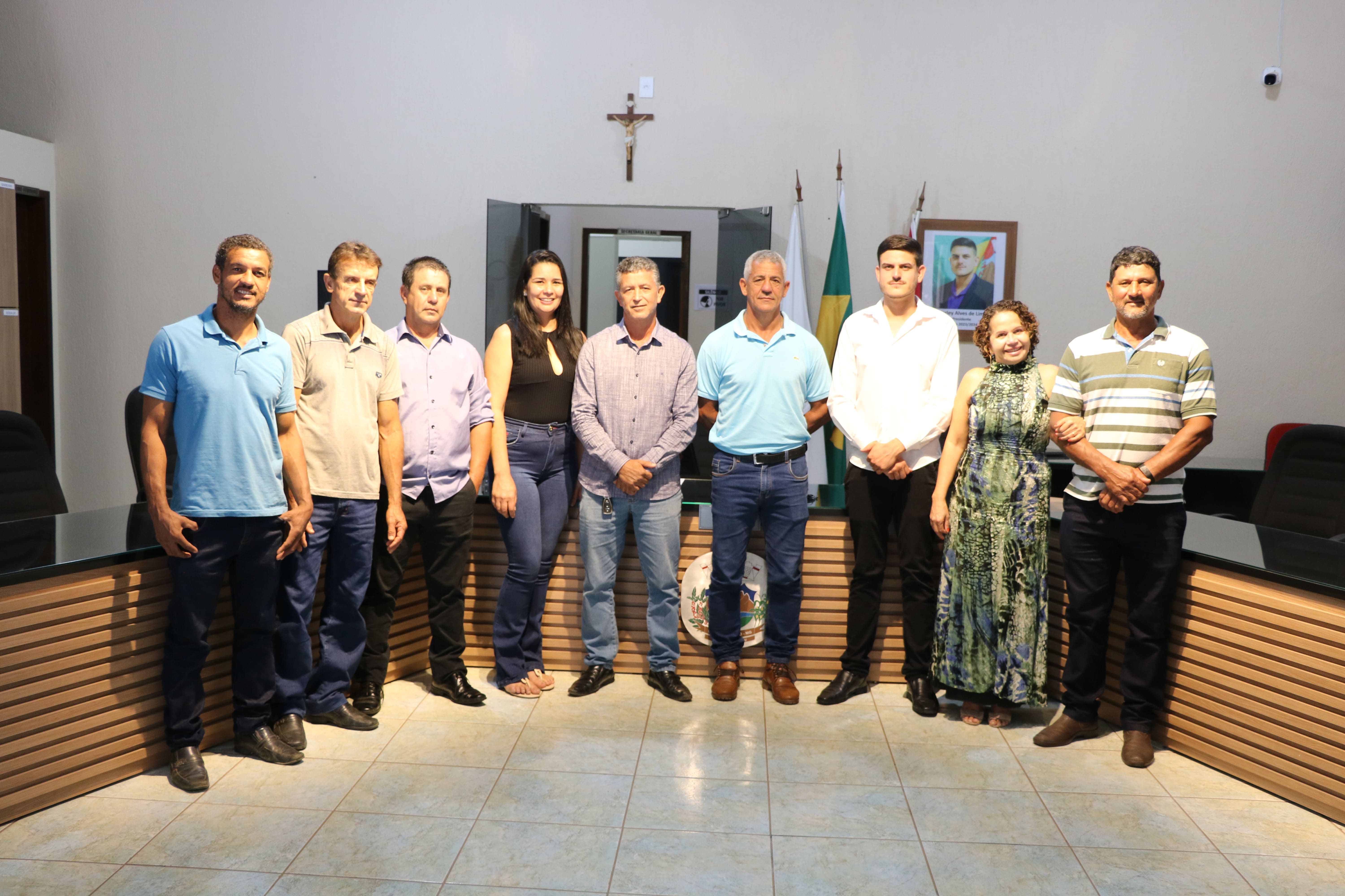 Na manhã de Hoje, 25 de outubro, aconteceu na câmara municipal de Vermelho Novo reunião extraordinária com a presença dos 9 vereadores e representantes da população vermelhense.
