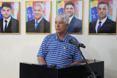 Câmara se reune em sessão extraordinária e prefeito Zé Boneizinho faz uso da tribuna